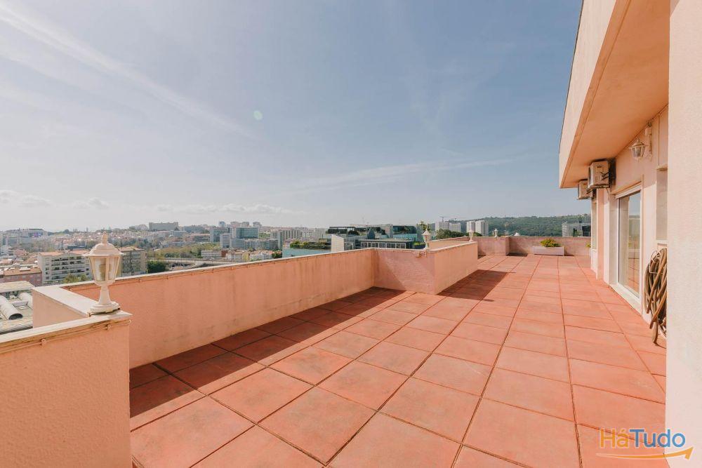 Penthouse T5 com TERRAÇO em edifício de prestigio em Lisboa!
