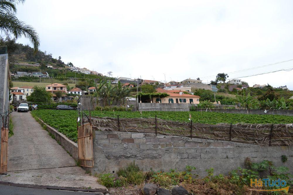 Espectacular terreno com grande vista de todo o Funchal