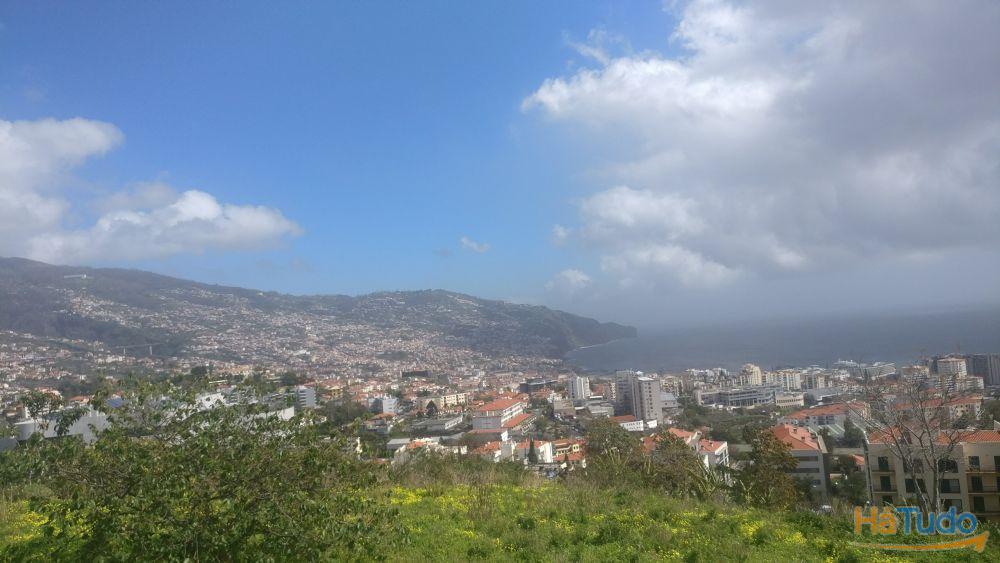 Terreno no Funchal para 100 apartamentos com linda vista e bons acessos