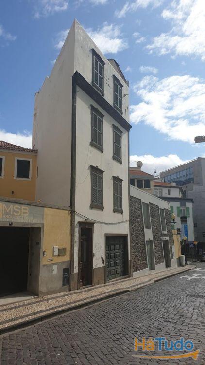 Predio com 2 apartamentos e loja / garagem no centro do Funchal