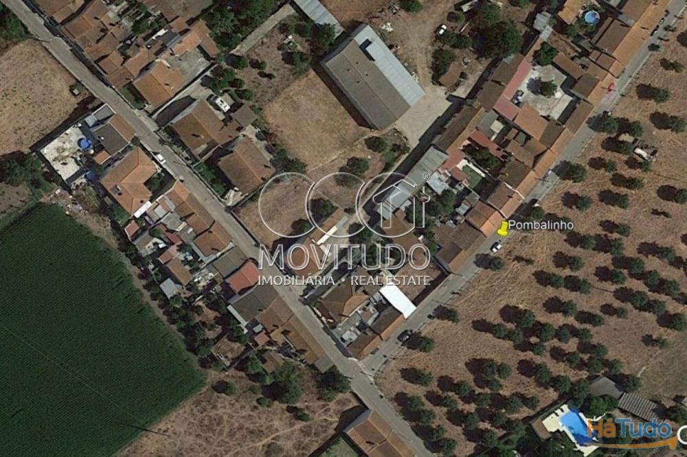 Moradia térrea com quintal, para venda, situada no Pombalinho, Concelho da Golegã.