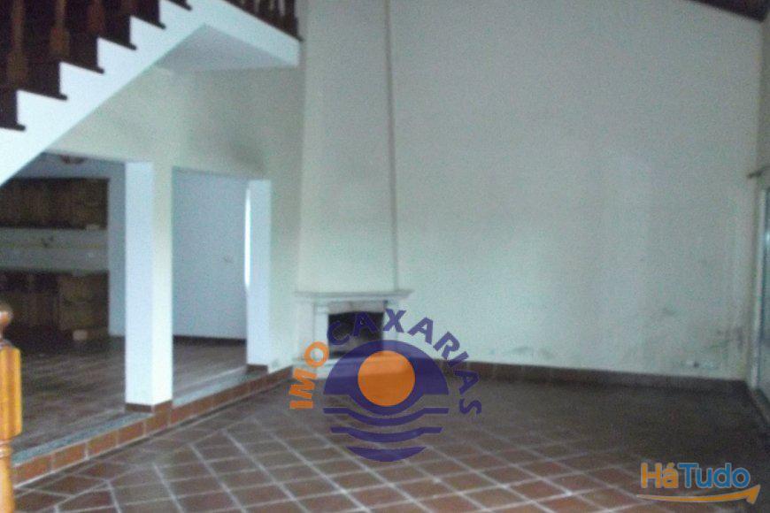 Moradia de dois pisos T5 usada, com logradouro, churrasqueira e alpendre para garagem.,   Santarém											  -   Ourém