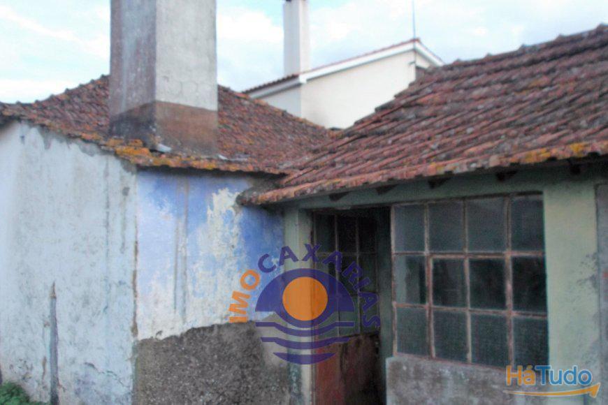 Moradia para restauro, com anexos e terreno logradouro.,   Santarém											  -   Ourém