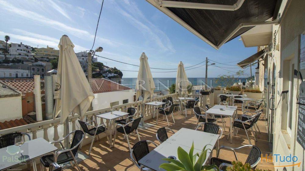 Bar/ Snack-Bar e apartamento T3 com vista mar para venda localizado no coração do Carvoeiro a apenas 150m da praia