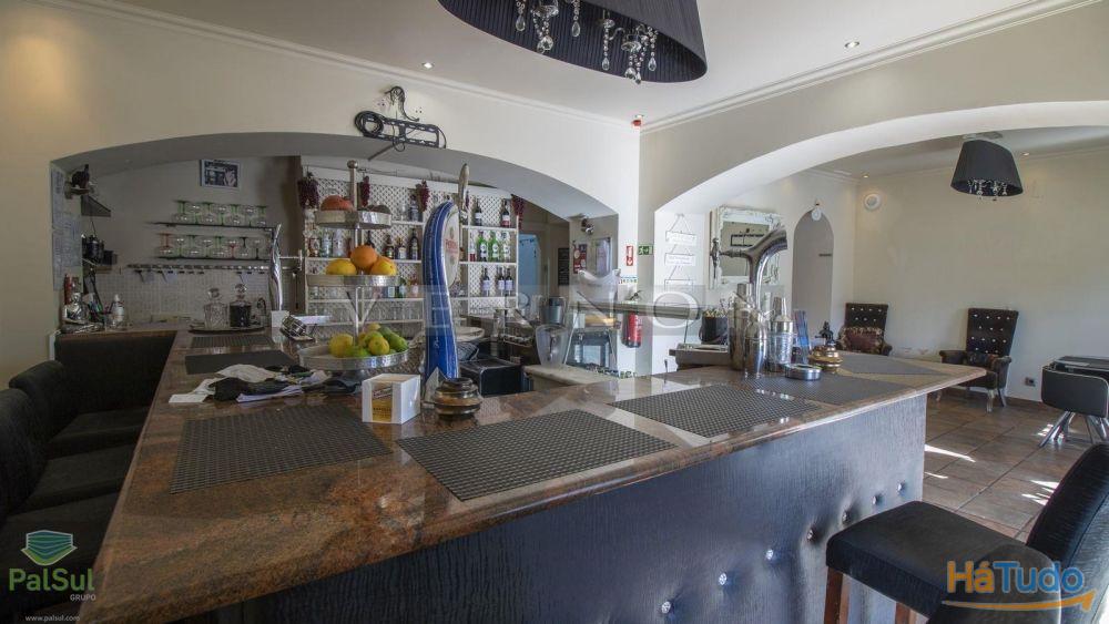 Bar/ Snack-Bar e apartamento T3 com vista mar para venda localizado no coração do Carvoeiro a apenas 150m da praia