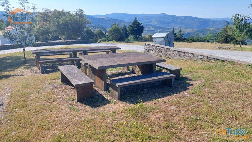 Terreno com paisagem para a Vila Terreno com paisagem para a Vila