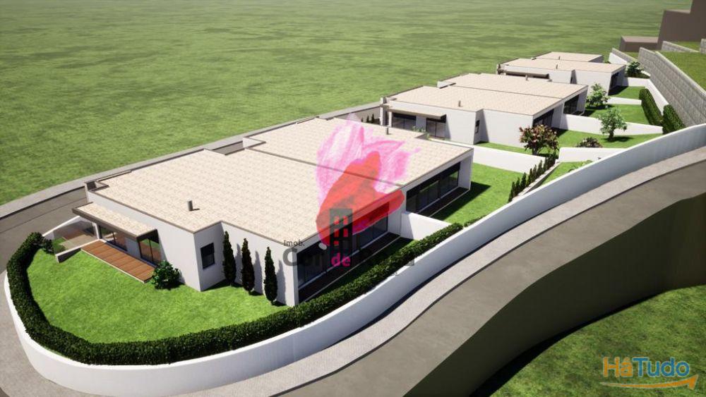 Moradias geminadas tipo T3 + 2 em zona residencial com piscina- Aldão Moradias geminadas tipo T3 + 2 em zona residencial com piscina- Aldão