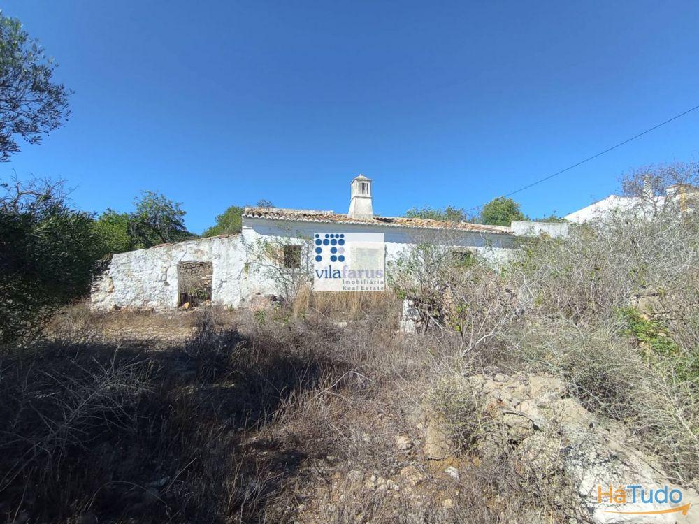 Terreno em Alcaria Cova (Estoi) com 31.280m2 e ruína com 228m2 Terreno em Alcaria Cova (Estoi) com 31.280m2 e ruína com 228m2