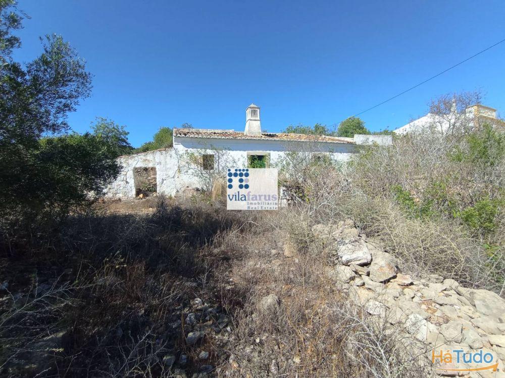 Terreno em Alcaria Cova (Estoi) com 31.280m2 e ruína com 228m2 Terreno em Alcaria Cova (Estoi) com 31.280m2 e ruína com 228m2