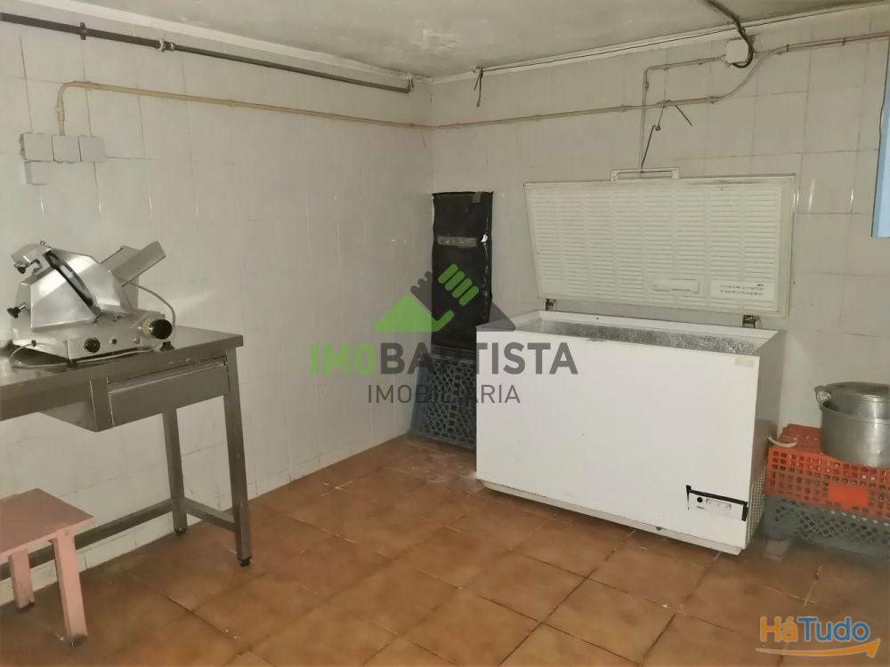 Loja com 168 m2 em Fi�es