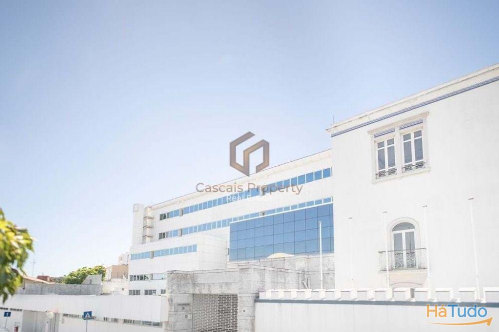 Edificio de Escritrios e armazns com vista frontal de Mar