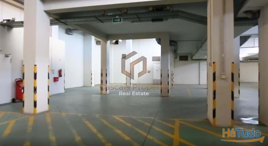 Edificio de Escritrios e armazns com vista frontal de Mar