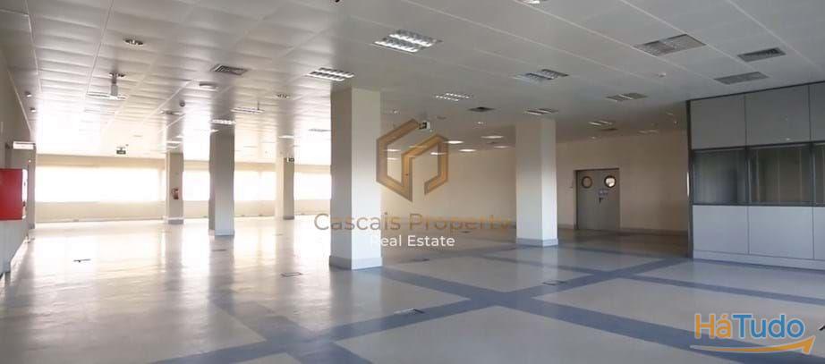 Edificio de Escritrios e armazns com vista frontal de Mar