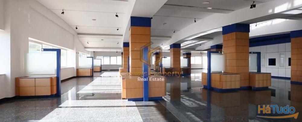 Edificio de Escritrios e armazns com vista frontal de Mar