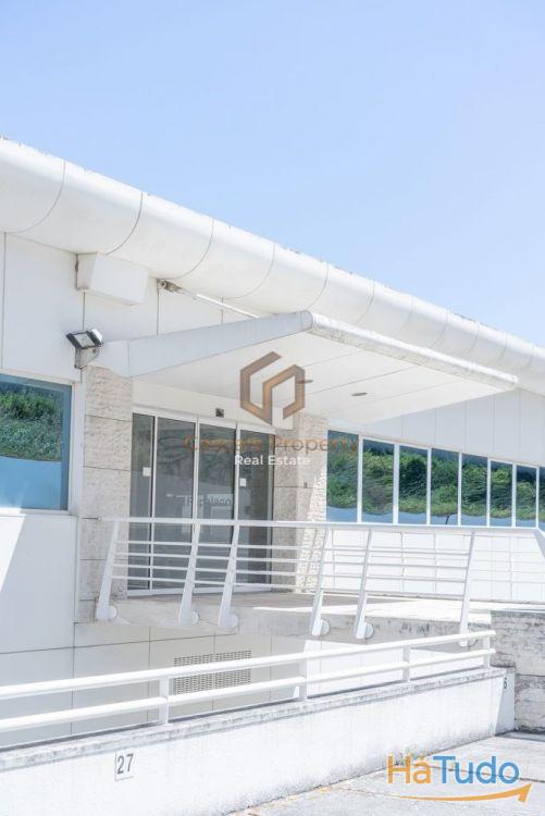 Edificio de Escritrios e armazns com vista frontal de Mar