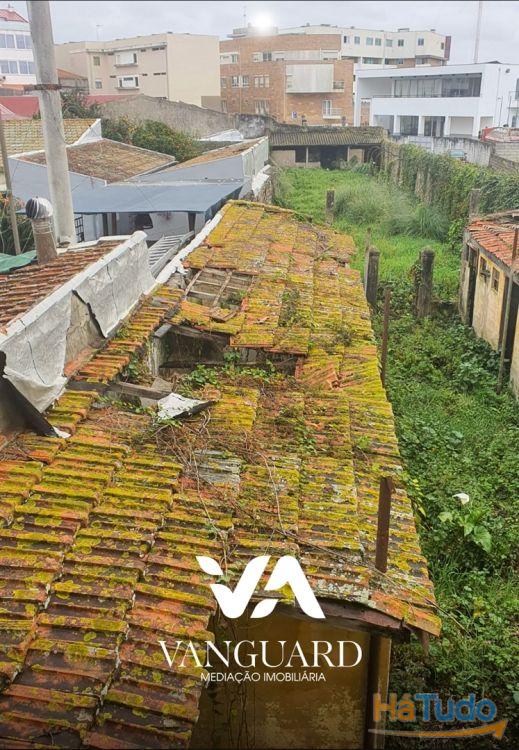 Moradia para reconstruir com terreno / Póvoa de Varzim/ Centro Moradia para reconstruir com terreno / Póvoa de Varzim/ Centro