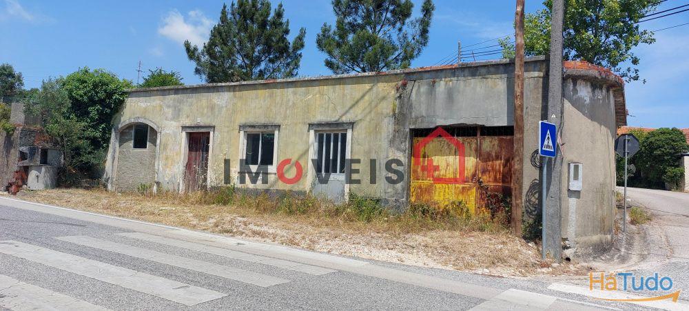 Casa rés do chão destinada a comércio. Casa rés do chão destinada a comércio.