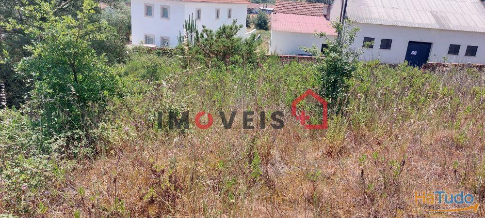 Casa rés do chão destinada a comércio. Casa rés do chão destinada a comércio.