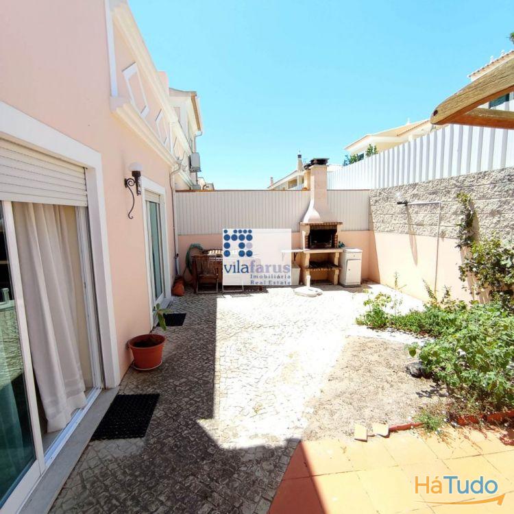 Moradia V4 com logradouro e espaço para viaturas nos arredores de Faro Moradia V4 com logradouro e espaço para viaturas nos arredores de Faro