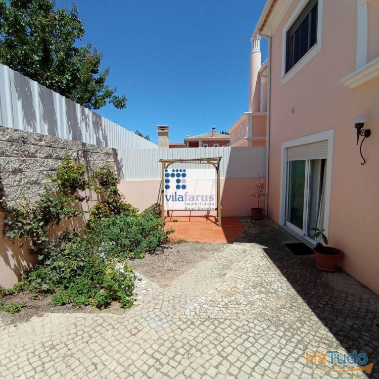 Moradia V4 com logradouro e espaço para viaturas nos arredores de Faro Moradia V4 com logradouro e espaço para viaturas nos arredores de Faro