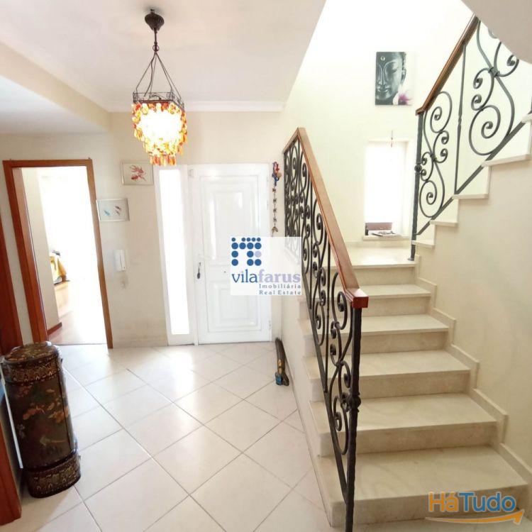 Moradia V4 com logradouro e espaço para viaturas nos arredores de Faro Moradia V4 com logradouro e espaço para viaturas nos arredores de Faro