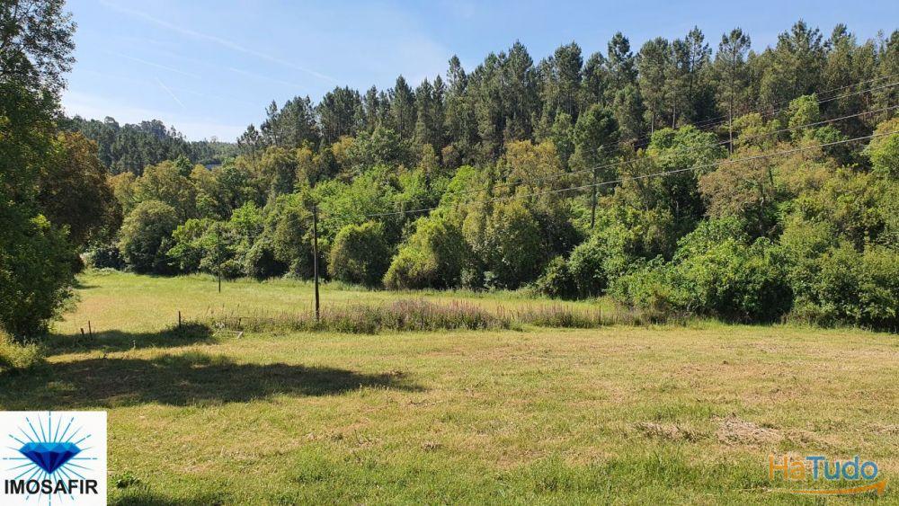 Terreno Agrícola e com uma parcela urbana Terreno Agrícola e com uma parcela urbana