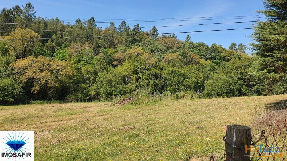 Terreno Agrícola e com uma parcela urbana Terreno Agrícola e com uma parcela urbana