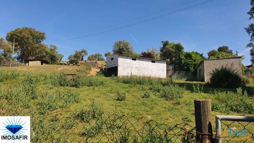 Terreno Agrícola e com uma parcela urbana Terreno Agrícola e com uma parcela urbana