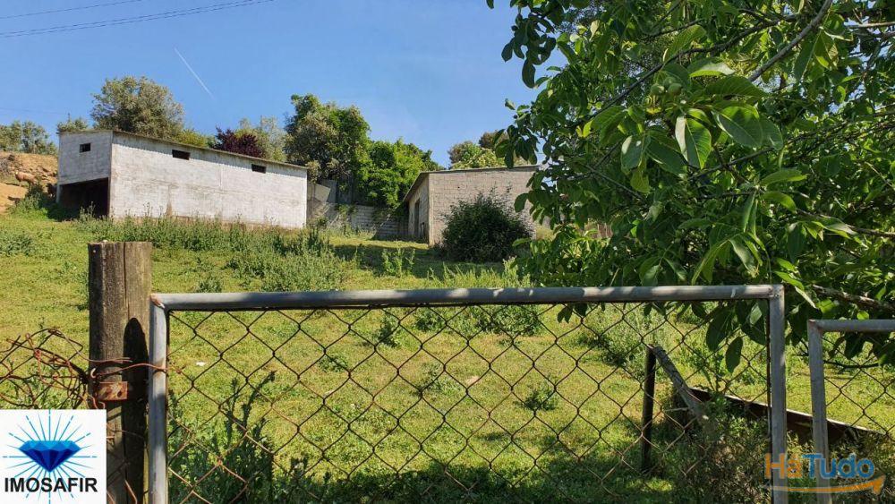 Terreno Agrícola e com uma parcela urbana Terreno Agrícola e com uma parcela urbana