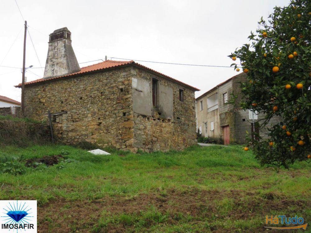 Casa em pedra para restaurar, com terreno Casa em pedra para restaurar, com terreno