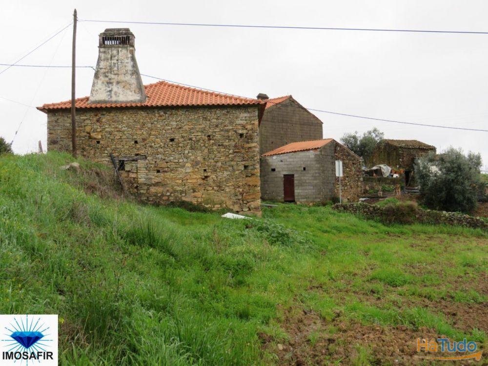 Casa em pedra para restaurar, com terreno Casa em pedra para restaurar, com terreno