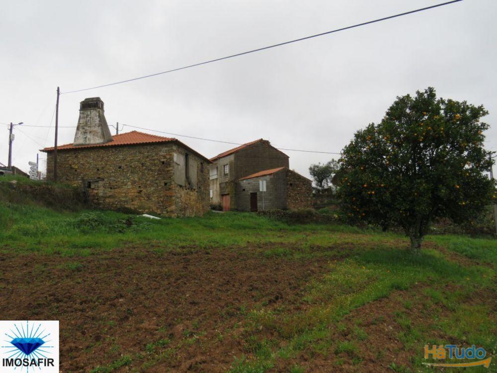 Casa em pedra para restaurar, com terreno Casa em pedra para restaurar, com terreno