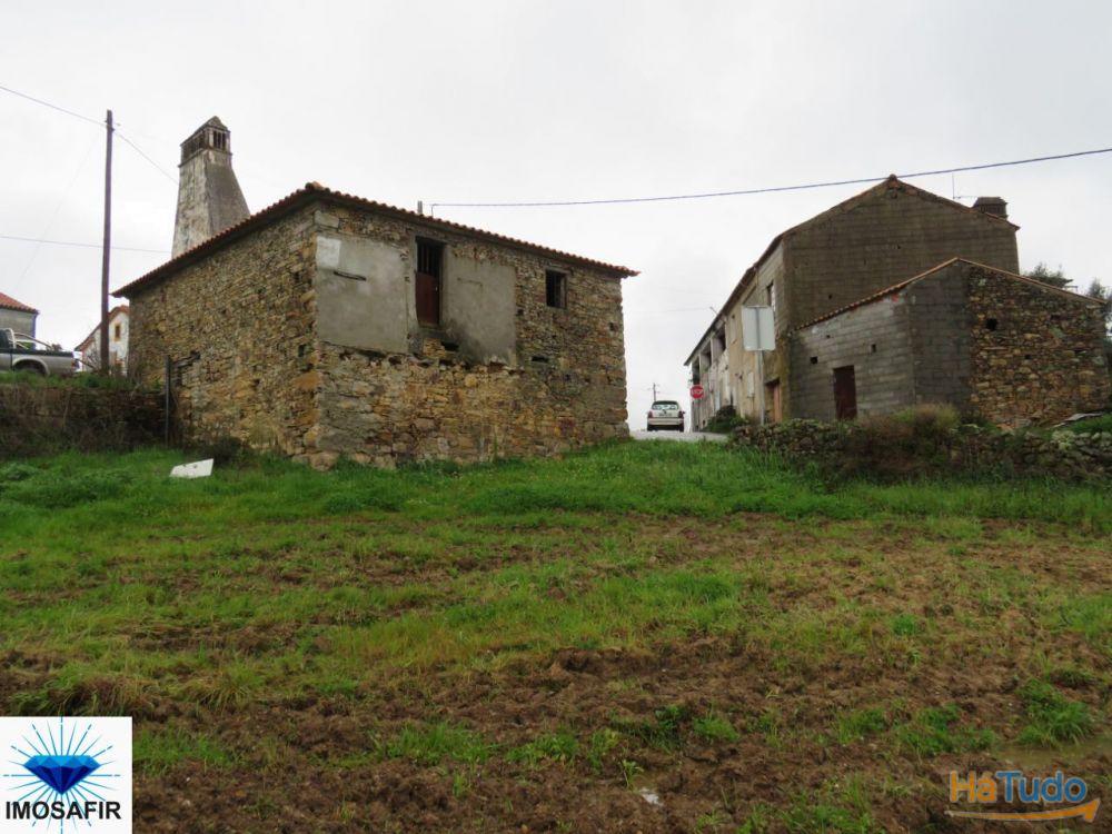 Casa em pedra para restaurar, com terreno Casa em pedra para restaurar, com terreno