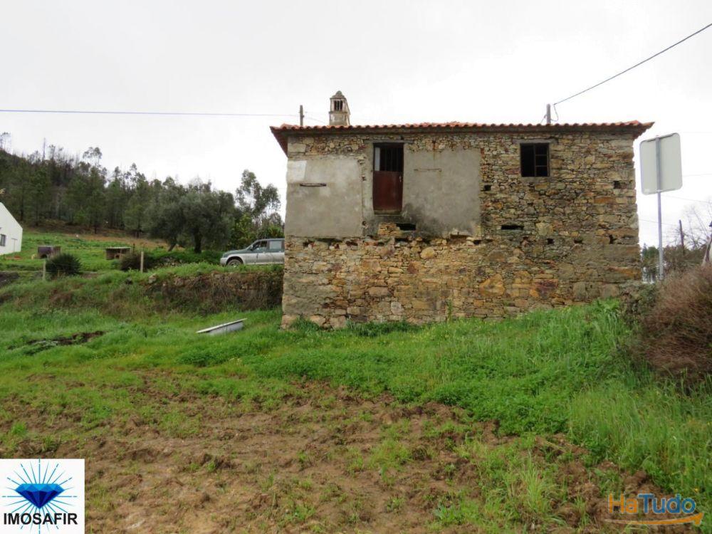 Casa em pedra para restaurar, com terreno Casa em pedra para restaurar, com terreno