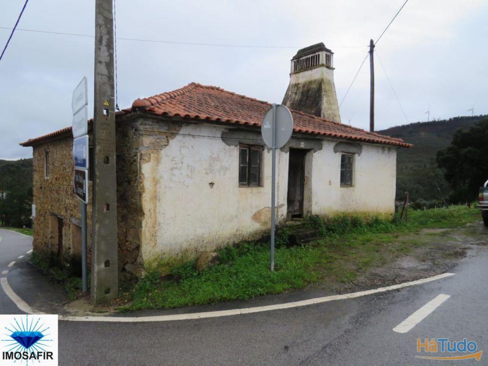 Casa em pedra para restaurar, com terreno Casa em pedra para restaurar, com terreno