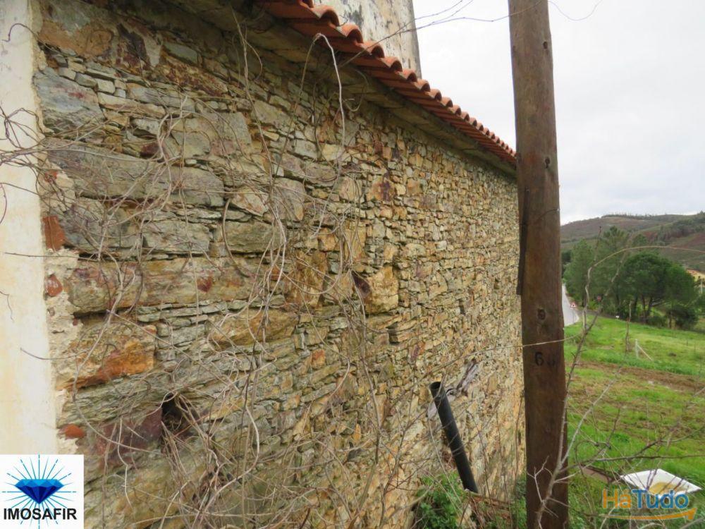 Casa em pedra para restaurar, com terreno Casa em pedra para restaurar, com terreno