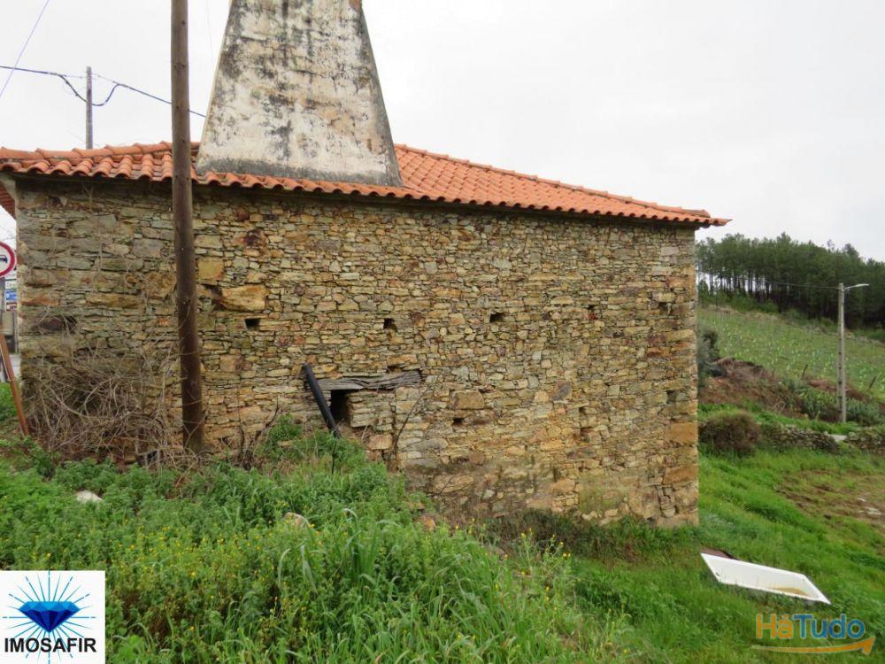Casa em pedra para restaurar, com terreno Casa em pedra para restaurar, com terreno