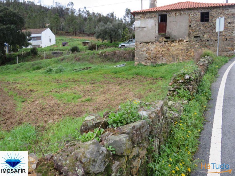 Casa em pedra para restaurar, com terreno Casa em pedra para restaurar, com terreno