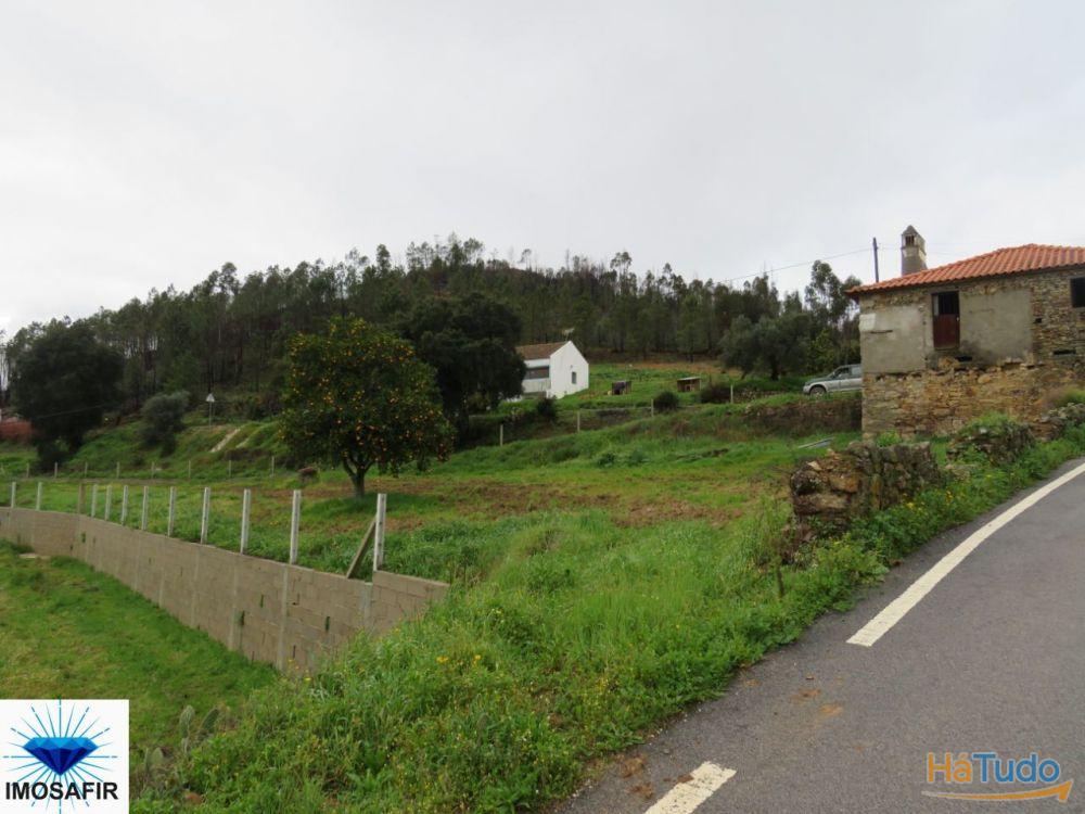 Casa em pedra para restaurar, com terreno Casa em pedra para restaurar, com terreno