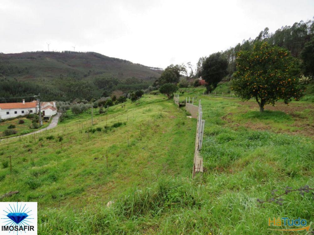 Casa em pedra para restaurar, com terreno Casa em pedra para restaurar, com terreno