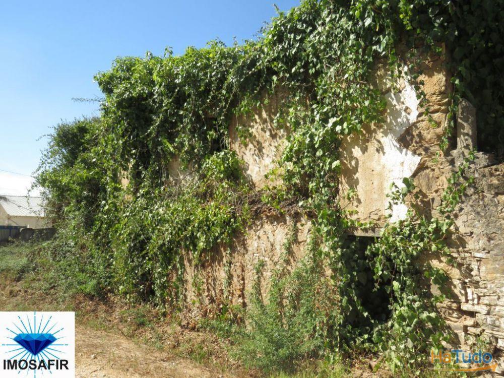 Terreno com Ruína para Construção de Moradia Terreno com Ruína para Construção de Moradia