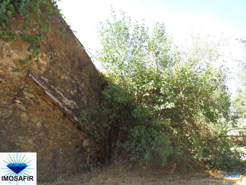 Terreno com Ruína para Construção de Moradia Terreno com Ruína para Construção de Moradia