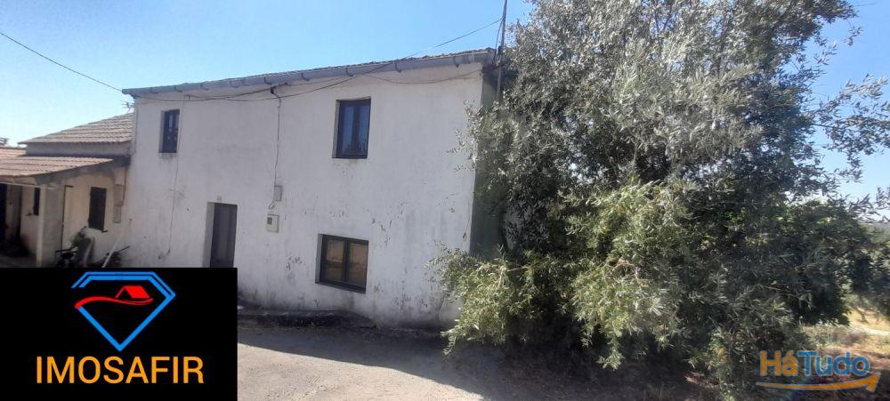 Casa geminada e ruína para restaurar, com terreno perto de Cardigos Casa geminada e ruína para restaurar, com terreno perto de Cardigos