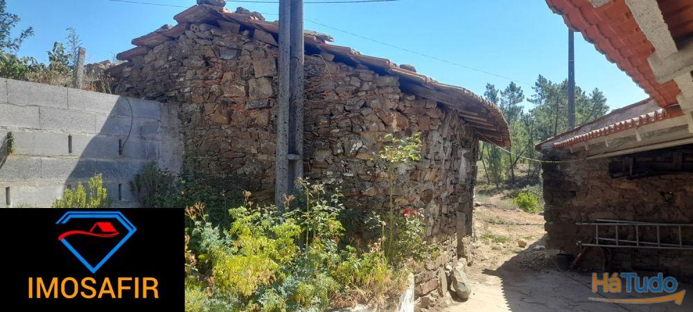 Casa geminada e ruína para restaurar, com terreno perto de Cardigos Casa geminada e ruína para restaurar, com terreno perto de Cardigos