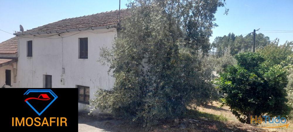 Casa geminada e ruína para restaurar, com terreno perto de Cardigos Casa geminada e ruína para restaurar, com terreno perto de Cardigos