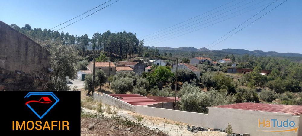 Casa geminada e ruína para restaurar, com terreno perto de Cardigos Casa geminada e ruína para restaurar, com terreno perto de Cardigos