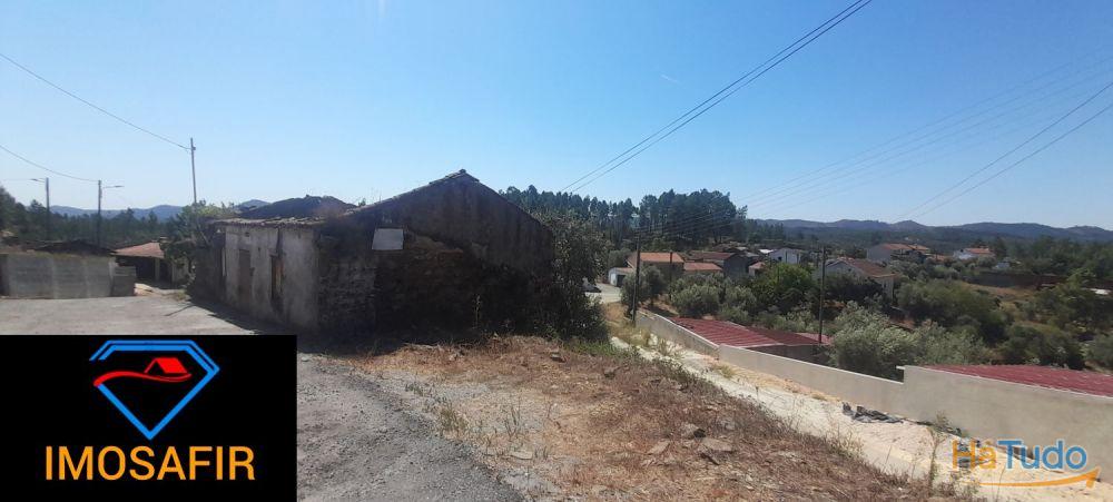 Casa geminada e ruína para restaurar, com terreno perto de Cardigos Casa geminada e ruína para restaurar, com terreno perto de Cardigos