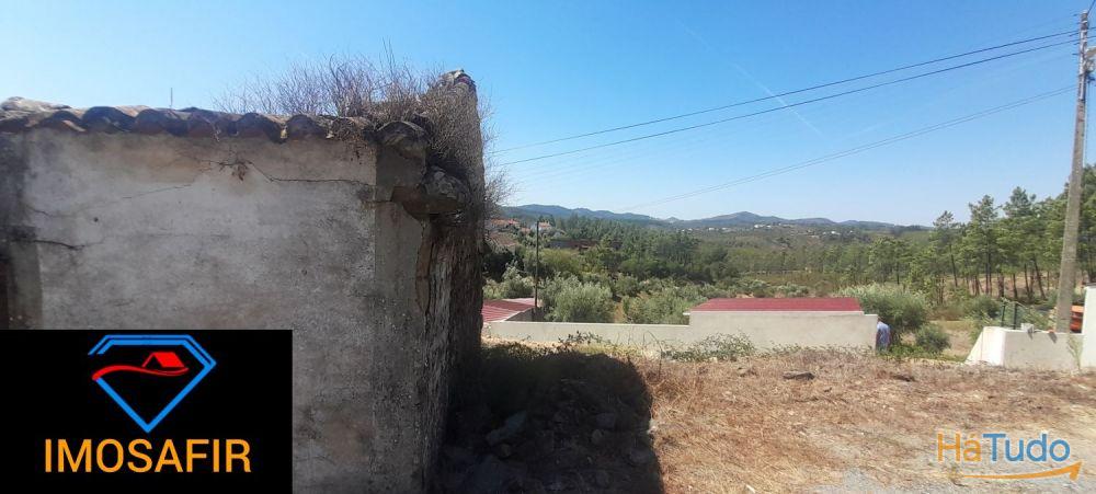 Casa geminada e ruína para restaurar, com terreno perto de Cardigos Casa geminada e ruína para restaurar, com terreno perto de Cardigos
