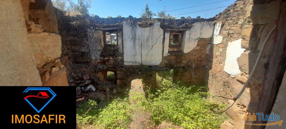 Casa geminada e ruína para restaurar, com terreno perto de Cardigos Casa geminada e ruína para restaurar, com terreno perto de Cardigos