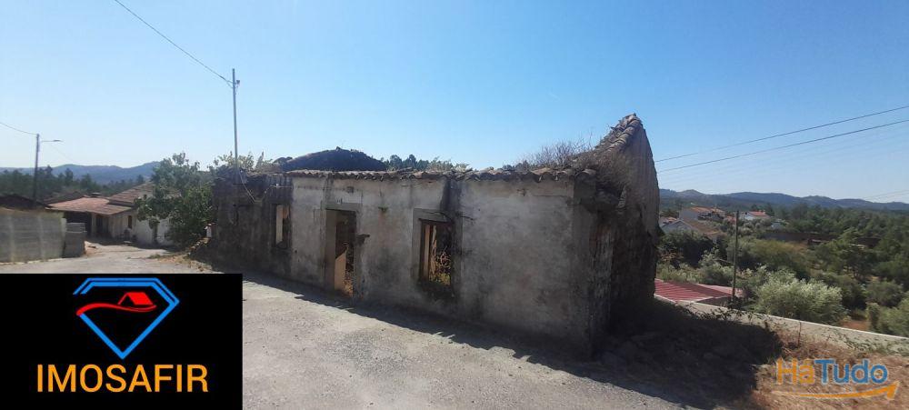 Casa geminada e ruína para restaurar, com terreno perto de Cardigos Casa geminada e ruína para restaurar, com terreno perto de Cardigos